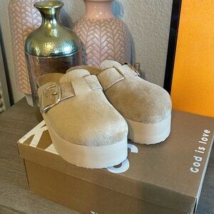 NIB Platform Clogs- size 6